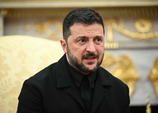 “Tu izskaties lieliski šajā uzvalkā”: Zelenski slavē Baltajā namā par eleganto izskatu