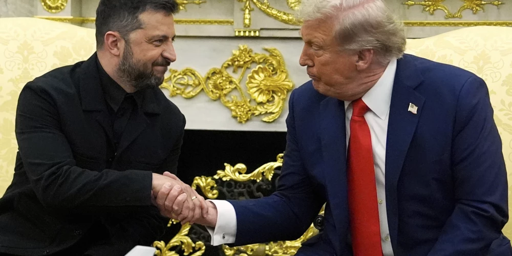 Президент Дональд Трамп жмет руку президенту Украины Владимиру Зеленскому в Овальном кабинете Белого дома в Вашингтоне, в понедельник, 18 августа 2025 года.