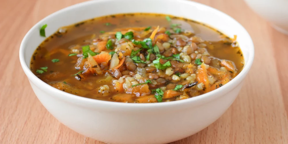 Lēcu zupa ar zaļumiem un jogurtu