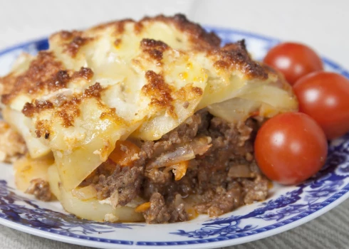 Maltā gaļa ar papriku, sēnēm un sieru