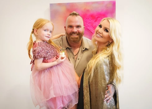 Lienes personālizstādes atklāšanā neatņemama sastāvdaļa bija vīrs Andris un abu meita Mia.