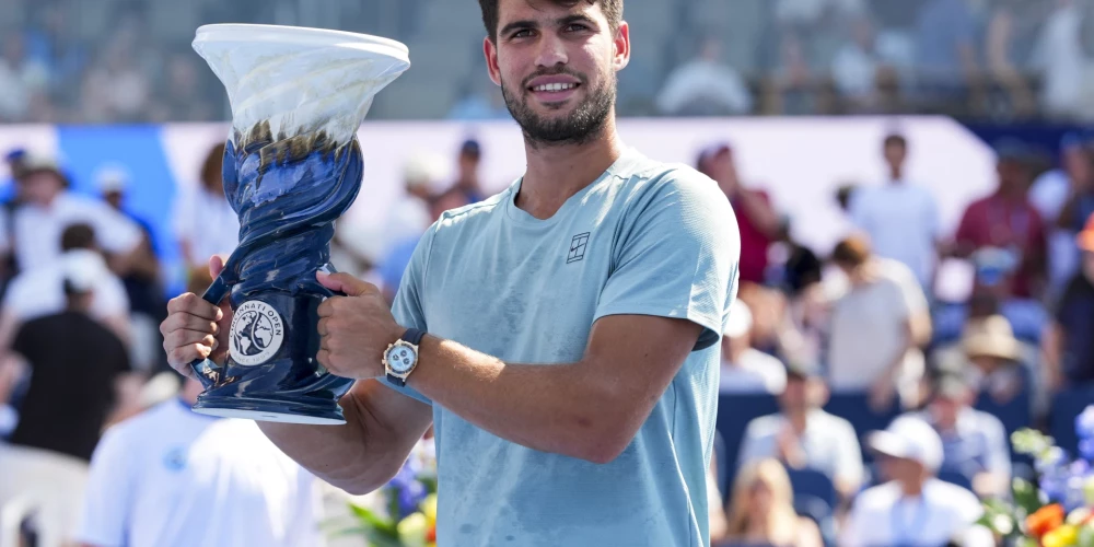 Spānijas tenisists Karloss Alkarass ar trofeju.