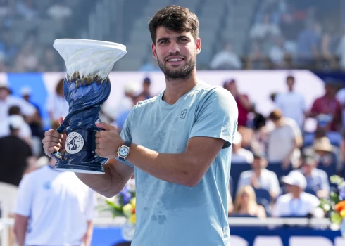 Spānijas tenisists Karloss Alkarass ar trofeju.