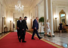 Krievijas medijam atspoguļojot Zelenska vizīti ASV radusies neveikla situācija.