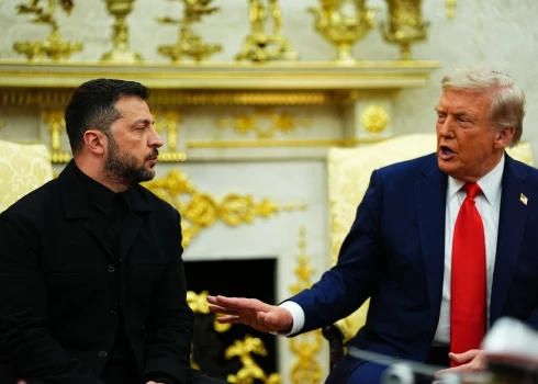 Ukrainas prezidents Volodimirs Zelenskis nodeva ASV prezidentam Donaldam Trampam savas sievas Olenas vēstuli ASV pirmajai lēdijai Melānijai Trampai.