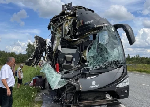 Автобус Lux Express, попавший в тяжелую аварию, был списан. По оценкам компании, ущерб составил от 50 000 до 70 000 евро.