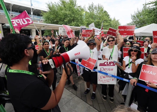 "Air Canada" stjuarti turpina streiku
