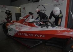 Kā elektriskā Formula E bruģē ceļu lielākai sniedzamībai ielas mašīnās?