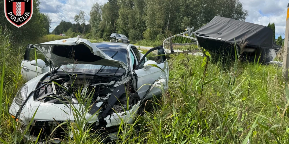 Vīrietis izraisa avāriju un aizbēg no notikuma vietas, atstājot bērnus automašīnā.