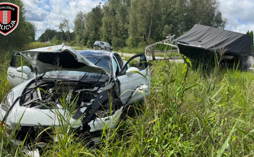 Vīrietis izraisa avāriju un aizbēg no notikuma vietas, atstājot bērnus automašīnā