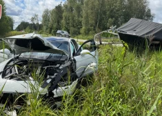 Vīrietis izraisa avāriju un aizbēg no notikuma vietas, atstājot bērnus automašīnā