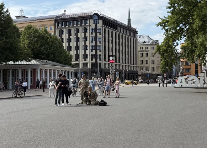 ASV Gaisa spēku bumbvedējs "B-1B Lancer" kopā ar sabiedroto valstu iznīcinātājiem veica zemo pārlidojumu virs Latvijas, un ap plkst. 12 pārlidojums bija redzams virs Brīvības pieminekļa.