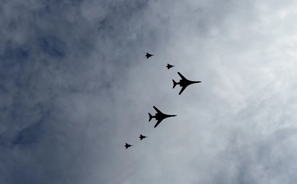 FOTO, VIDEO: Rīgas centru pārlido ASV gaisa spēku varenības iemiesojums - bumbvedējs “B-1B Lancer”