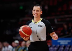 Basketbola tiesnešu darbs kā apmaksāts hobijs. Ar ko ikdienā nodarbojas “EuroBasket 2025” soģi no Latvijas 