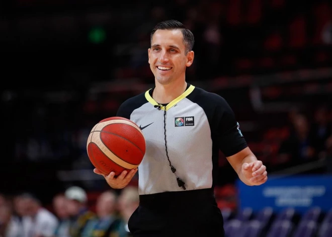 Basketbola tiesnešu darbs kā apmaksāts hobijs. Ar ko ikdienā nodarbojas “EuroBasket 2025” soģi no Latvijas 