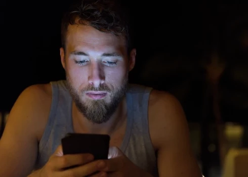 Tikai tāpēc vien, ka telefons stāv blakus uz galda, tas nesāks rādīt reklāmas, izejot no mūsu sarunām.