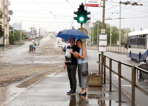 Cilvēki pēc pērkona negaisa Pārdaugavā.