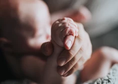 Lietuvā pie slimnīcas durvīm atstāj zīdainīti; mediķus mulsina viena klāt noliktā detaļa