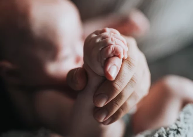 Lietuvā pie slimnīcas durvīm atstāj zīdainīti; mediķus mulsina viena klāt noliktā detaļa