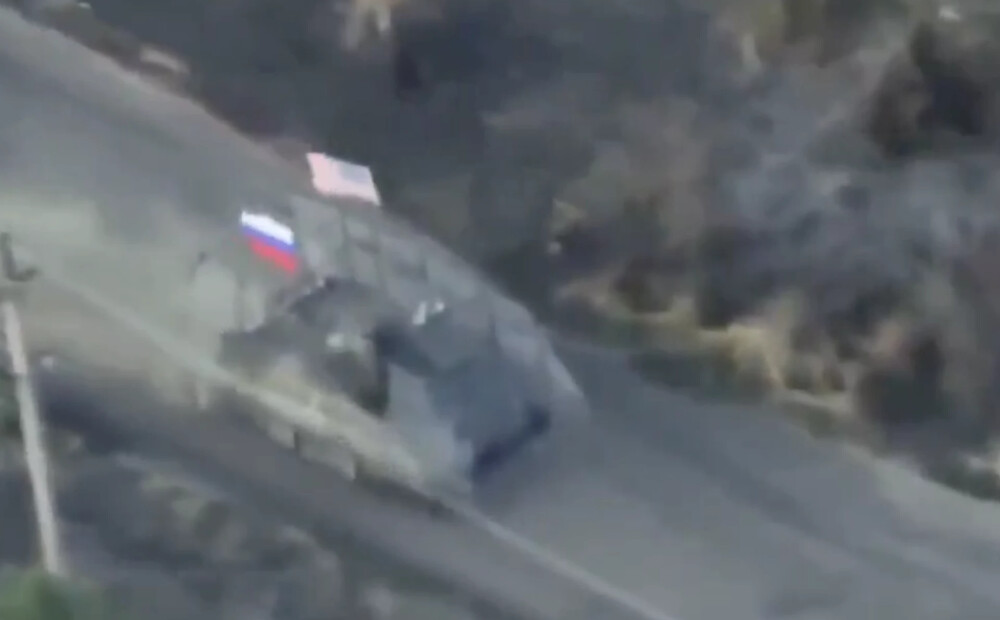 Kamēr Zelenskis Vašingtonā runāja ar Trampu, krievu propagandisti pie saviem tankiem "piekarina" ASV karogu