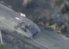 Kamēr Zelenskis Vašingtonā runāja ar Trampu, Krievu propagandisti pie saviem tankiem "piekarina" ASV karogu