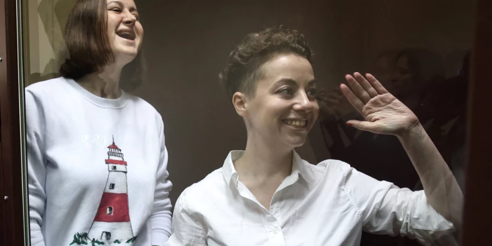 Krievijas Augstākā tiesa atstājusi spēkā cietumsodu, kas par "terorisma attaisnošanu" piespriests režisorei Žeņai Berkovičai un dramaturģei Svetlanai Petrijčukai. 