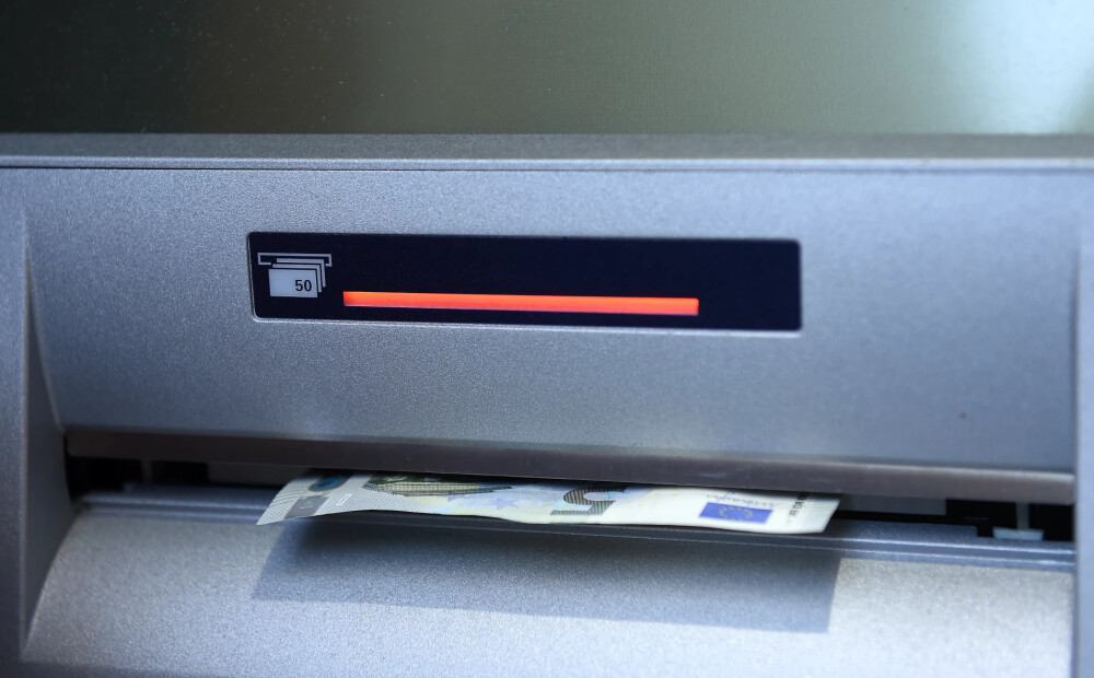 Paņēma sievietes bankas karti un "izvilka" 3000 eiro: policija aiztur "naudas mūļus", kuri siroja pa visu Latviju