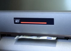 Paņēma sievietes bankas karti un "izvilka" 3000 eiro: policija aiztur "naudas mūļus", kuri siroja pa visu Latviju
