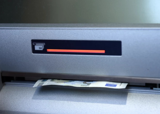 Paņēma sievietes bankas karti un "izvilka" 3000 eiro: policija aiztur "naudas mūļus", kuri siroja pa visu Latviju