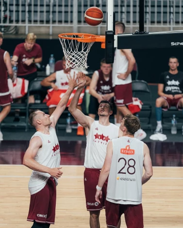 Klāvs Čavars, Rodions Kurucs un Mārcis Šteinbergs pēta jauno grozu.