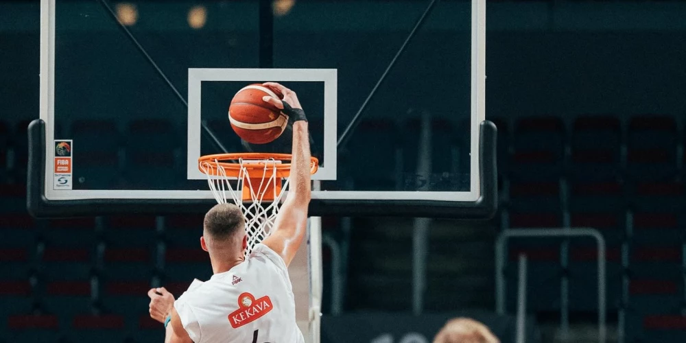 Kristaps Porziņģis triec bumbu no augšas. 