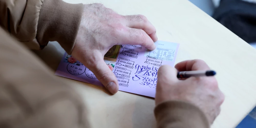 Notiek pasākums, kurā AS "Latvijas Pasts" sadarbībā ar AS "Augstsprieguma tīkls" izdod jaunu pastmarku, kas veltīta Baltijas energosistēmas sinhronizācijai ar Eiropu.