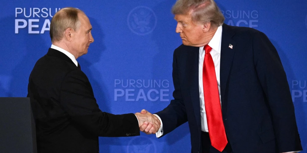 Krievijas diktatora Vladimira Putina un ASV prezidenta Donalda Trampa rokasspiediens tika apspriests daudzos pasaules medijos. 