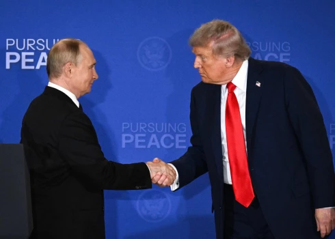 Krievijas diktatora Vladimira Putina un ASV prezidenta Donalda Trampa rokasspiediens tika apspriests daudzos pasaules medijos. 