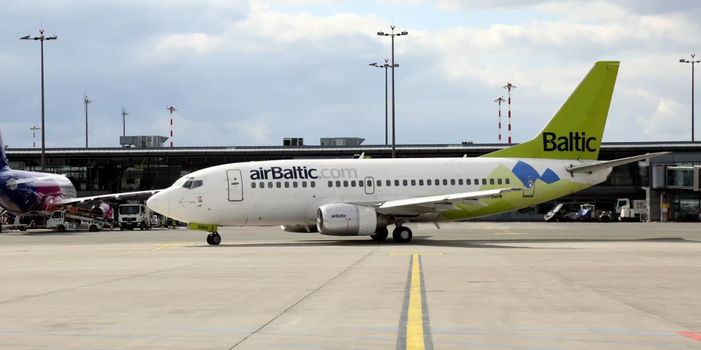 "airBaltic" lidmašīna starptautiskajā lidostā "Rīga"