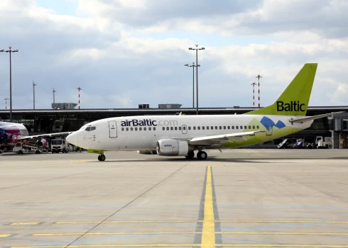 "airBaltic" lidmašīna starptautiskajā lidostā "Rīga"