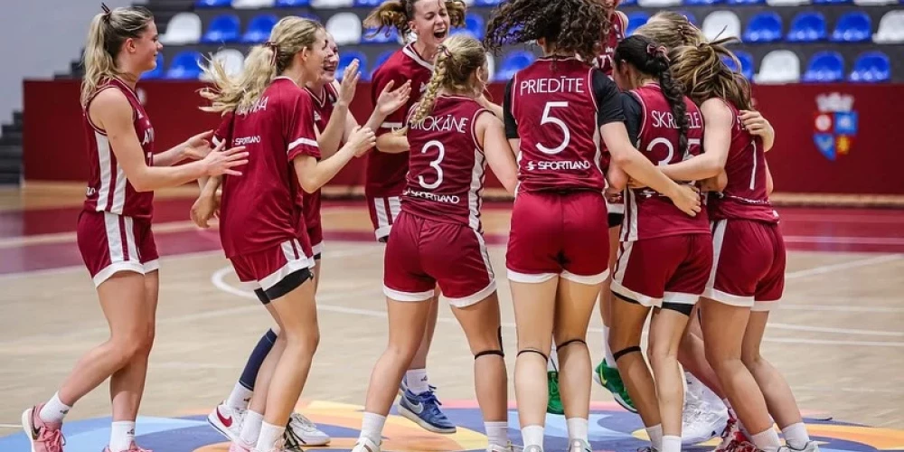 Latvijas U-16 basketbolistes līksmo par uzvaru (foto: FIBA)