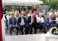 Esplanādē zemkopības ministrs Krauze, opozīcijas deputāti un citi saieta dalībnieki noraida skaidras naudas ierobežošanu