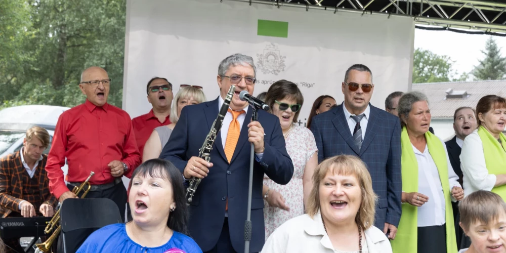 Žoržs Siksna un citi radošā festivāla “Draugu lokā” dalībnieki (publicitātes foto)