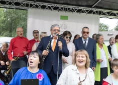 Estrādes leģenda Žoržs Siksna, roboti, “Ķepu patruļa” un "Knīpas un knauķi" iepriecina aprūpes centru klientus. FOTO