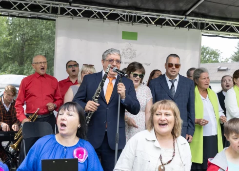 Žoržs Siksna un citi radošā festivāla “Draugu lokā” dalībnieki (publicitātes foto)
