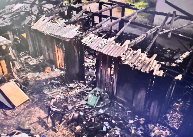 В Резекне сарай превратился в пепелище: компания молодых людей оставила после себя лишь обугленные балки