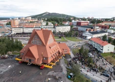 Pārsteidzošs skats! Zviedrijas vēsturiskā koka baznīca burtiski pārceļas uz citu vietu