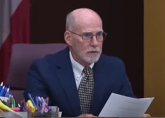 ASV tiesnesis pasludina spriedumu, izraisot apjukumu zālē. Tikai vēlāk viņš aptver, ko izdarījis