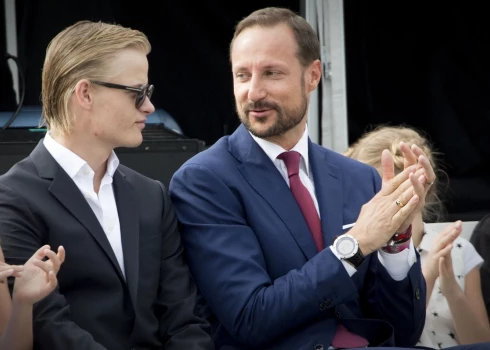 Mariuss Borgs Heibijs ar savu audžutēvu, Norvēģijas troņmantinieku Hokonu