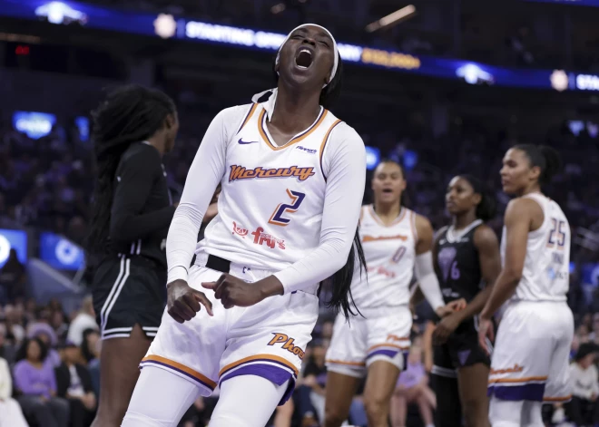 Kitija Laksa paliek uz soliņa "Mercury" panākumā WNBA spēlē