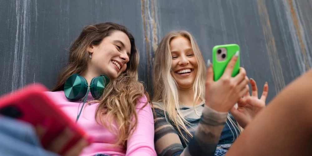 Aiga norāda, ka viens no faktoriem, kāpēc jaunieši izvēlas runāt angļu valodā, ir psiholoģiskais.