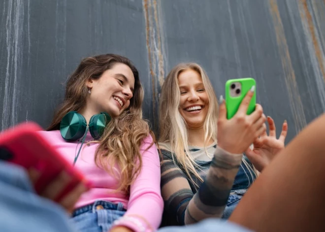 "Eu, chill!" Vai tas ir normāli, ka jaunieši savā starpā sarunājas angliski?