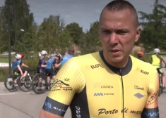 "Pēdējā brīdī sadzirdēju, ka man virsū triecas fūre," - velosipēdists izglābies, ielidojot grāvī, bet kravas automašīna nav pat apstājusies