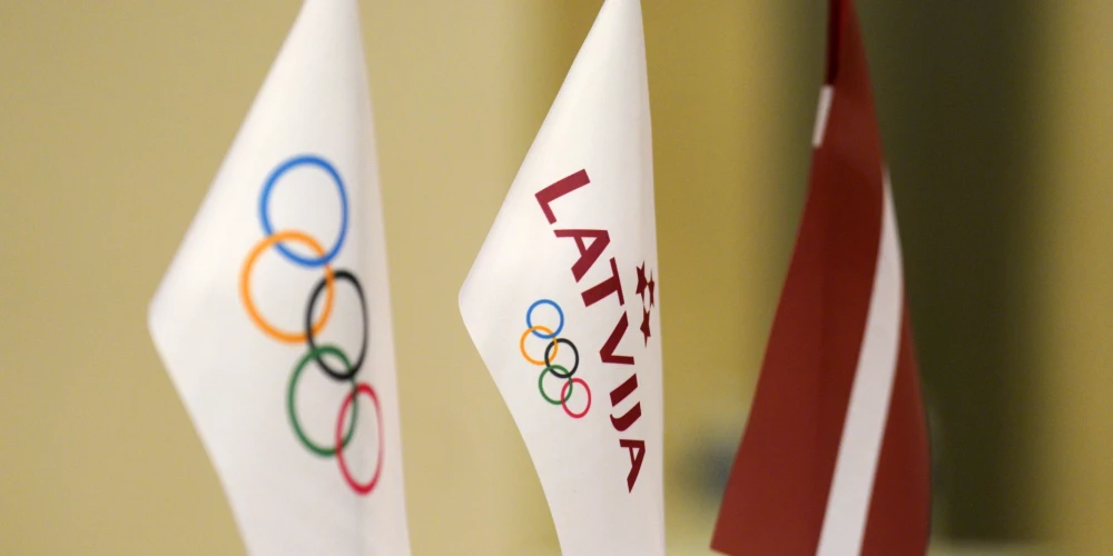 Olimpisko spēļu, komandas "Latvija" un Latvijas karogi.